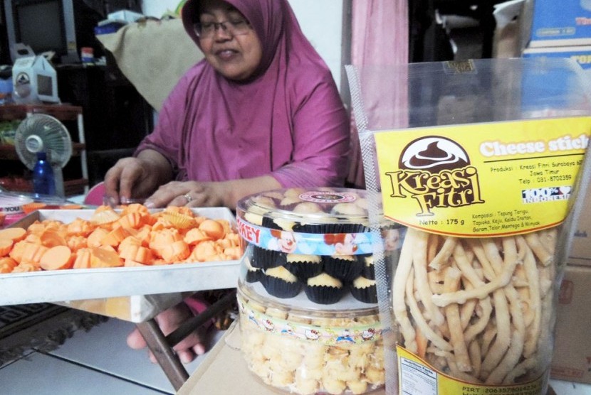 Sumiatun, pemilik usaha kue Kreasi Fitri di daerah Rungkut Lor Surabaya.