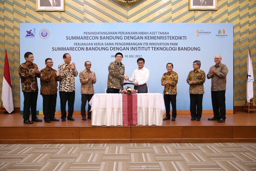 Summarecon melalui anak perusahaannya, PT Mahkota Permata Perdana menandatangani Perjanjian Hibah dengan Kemenristekdikti Ainun Na'im di Kantor Kemenristekdikti, Jakarta, Senin (10/7).