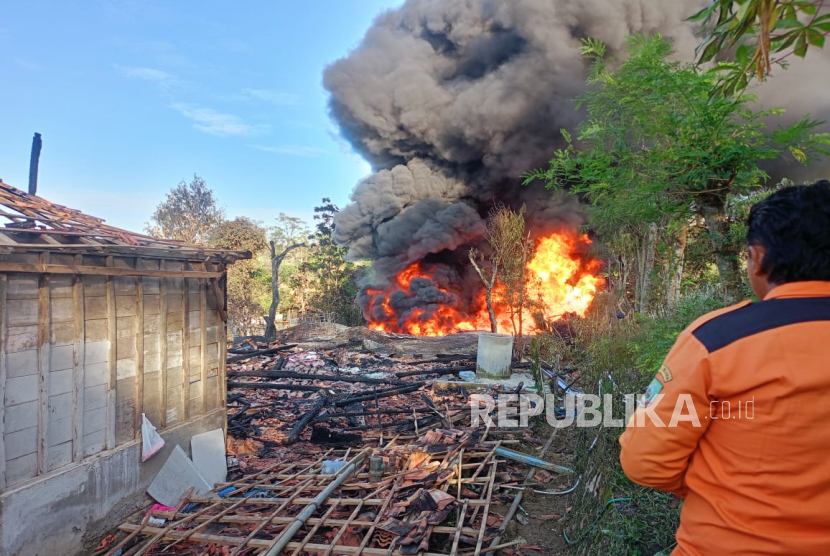 Sumur minyak rakyat yang berada di Dusun Gendono, Desa Gandu, Bogorejo, Kabupaten Blora, Jawa Tengah (Jateng), terbakar pada Ahad (17/8/2025). Akibat insiden tersebut, tiga warga tewas dan tiga lainnya mengalami luka-luka. 