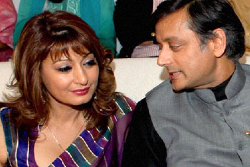 Sunanda Pushkar (kiri) dan Shashi Tharoor