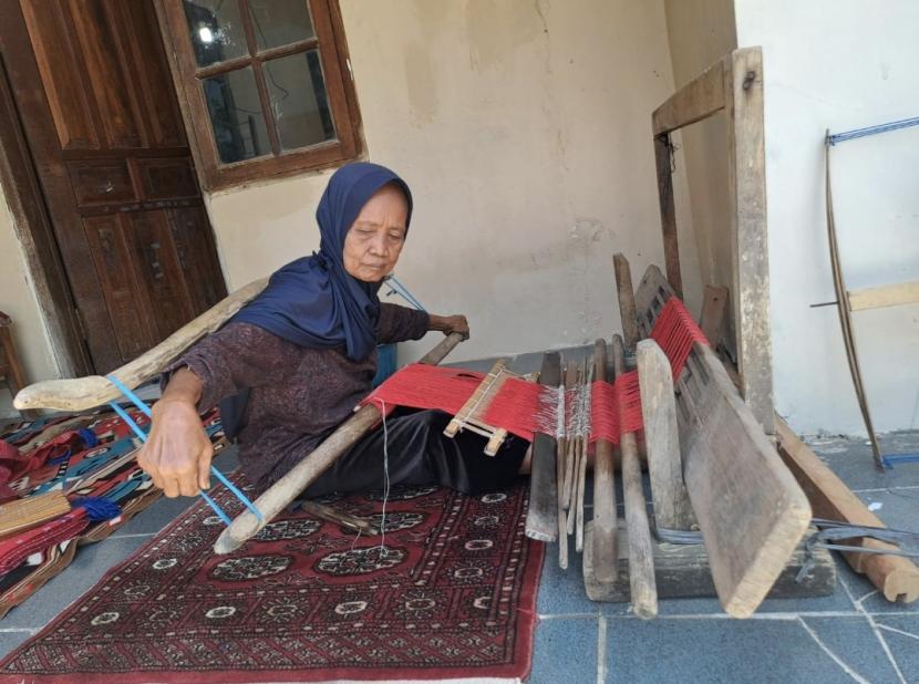 Sunarih (70 tahun) sedang membuat tenun gedogan Indramayu.