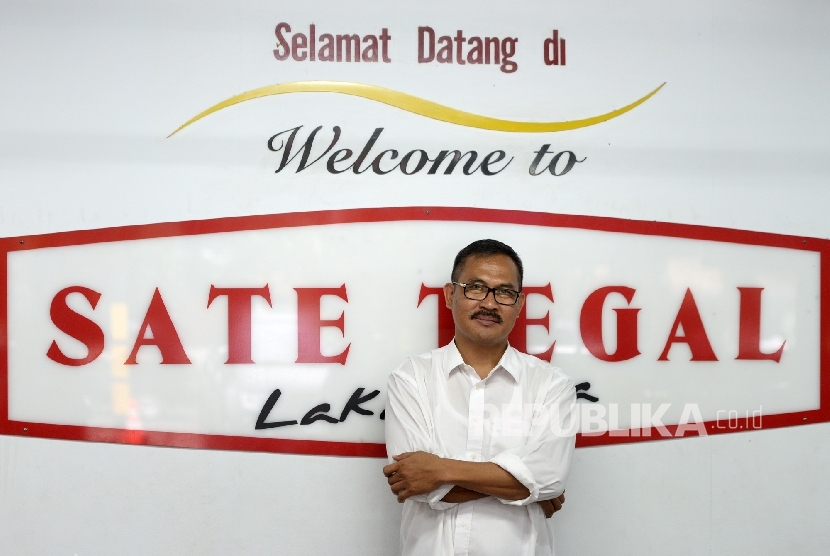 Sunarto berfoto di Warung Sate Tegal Laka-laka, Bogor, Jawa Barat, Selasa (17/1), Sate Tegal laka-laka milik Sunarto menjadi hidangan tamu saat kunjungan PM Jepang Shinzou Abe di Istana Bogor, Ahad (15/1) lalu.