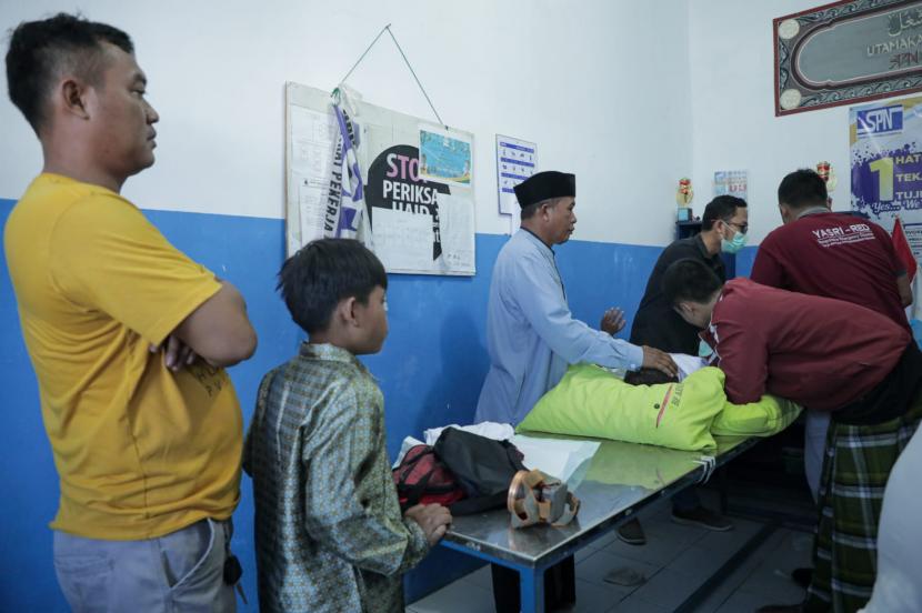 Sunatan massal bagi puluhan anak buruh PT Shin Hwa Biz 2, Mekarsari, Kecamatan Rangkasbitung, Kabupaten Lebak, Banten.