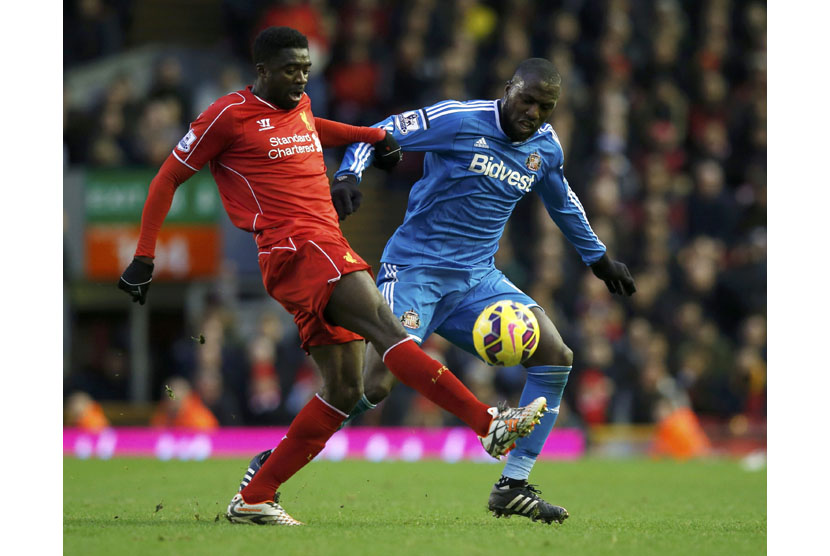 Sunderland's Jozi Altidore (R) challenges Liverpool's Kolo Toure during their English Premier League soccer match at Anfield in Liverpool, December 6, 2014. 