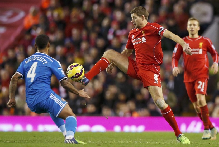 Sunderland's Liam Bridcutt looks on as Liverpool's Steven Gerrard controls the ball during their English Premier League soccer match at Anfield in Liverpool, December 6, 2014.