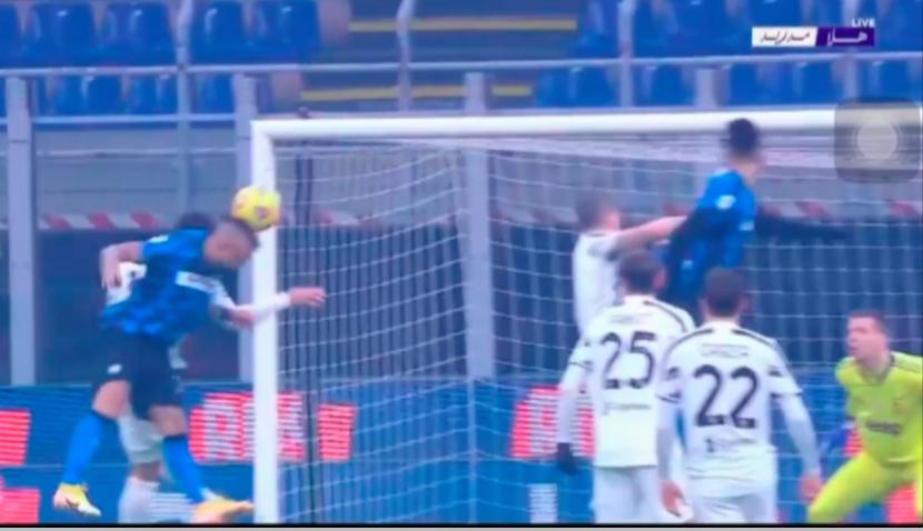 Sundulan Arturo Vidal membawa Inter Milan unggul 1-0 atas Juventus di babak I, Liga Italia, Ahad (18/1)