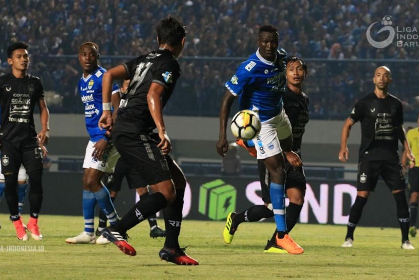 Sundulan Ezechiel bawa Persib tekuk PSIS.