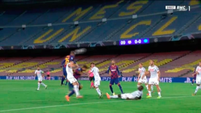 Sundulan pemain Barcelona Clement Lenglet membuka keunggulan Barcelona vs Napoli dalam lanjutan Liga Champions, Ahad (9/8) dini hari.