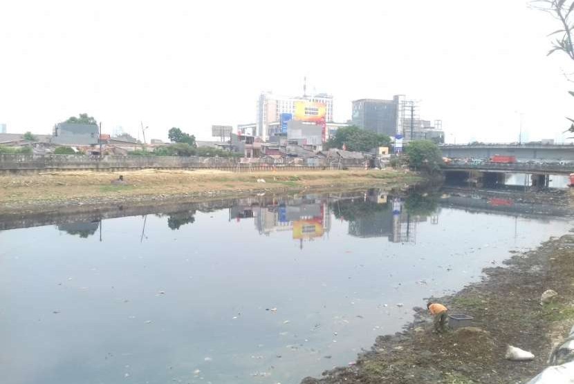 Sungai Ciliwung wilayah Kwitang yang mengering. Rabu (19/9). 