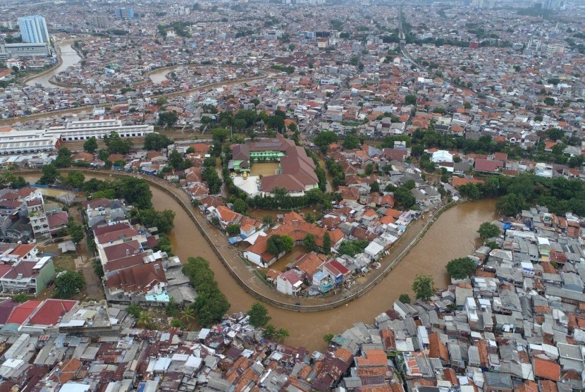 Sungai Ciliwung yang membelah kawasan Jakarta Timur dan Jakarta Selatan