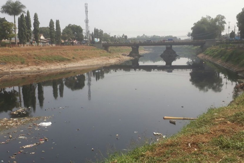 Sungai Citarum. Saat musim kemarau, air Sungai Citarum berwarna hitam pekat.