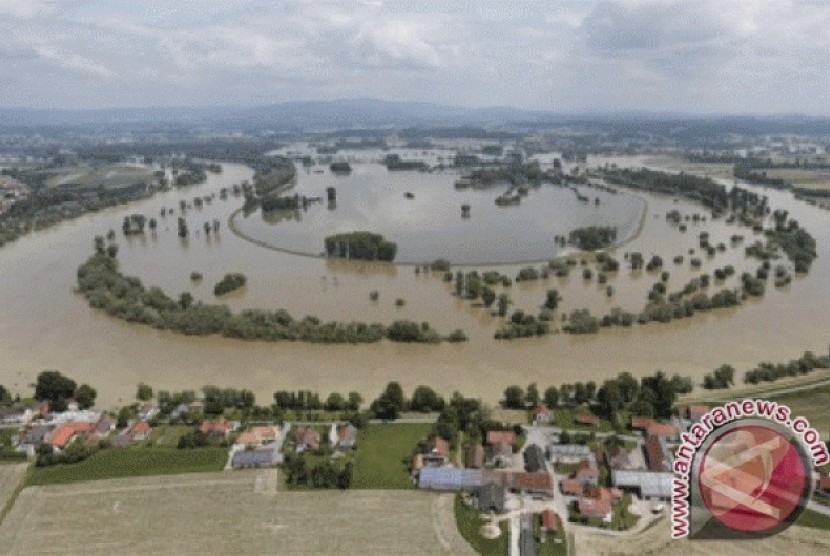 Sungai Danube yang meluap terlihat melalui helikopter dekat bendungan Osterhofen sekitar 20 km selatan wilayah timur kota Bavaria, Deggendorf, Jumat (7/6). 