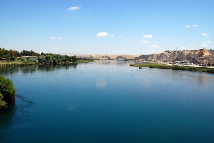 Rasulullah SAW menjelaskan Sungai Eufrat sebagai pertanda kiamat.  Sungai eufrat