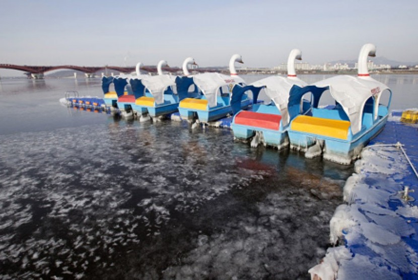 Sungai Han di Korea Selatan yang membeku akibat suhu udara yang mencapai minus nol derajat