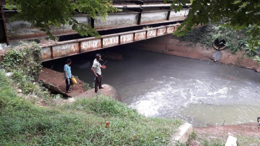 Sungai Jaletreng yang melintas di kawasan Taman Kota 2, Kecamatan Setu, Kota Tangerang Selatan tercemar limbah cairan berwarna hitam pekat dan berbau menyengat. Diduga limbah tersebut mengalir dari kawasan industri di sekitar, Sabtu (25/7).