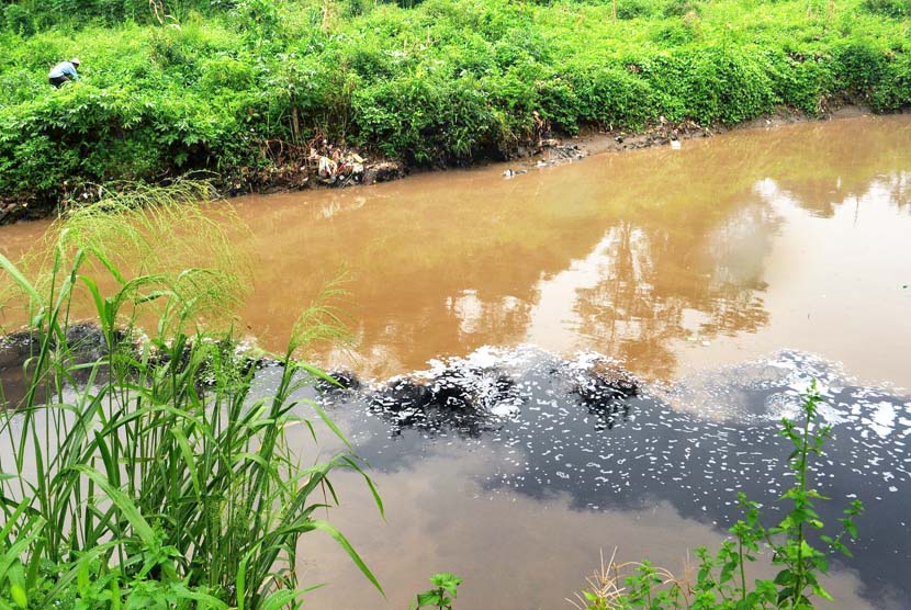 Sungai yang tercemar akibat pembuangan limbah dari pabrik (ilustrasi).