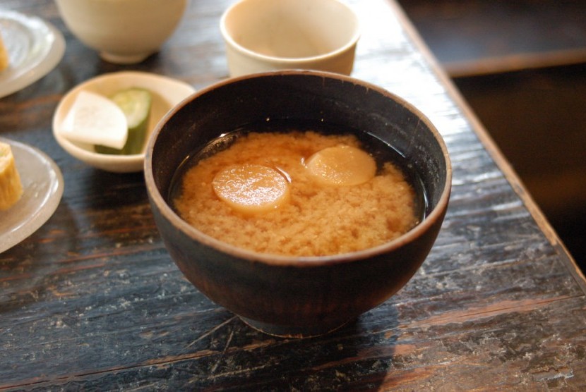 Sup miso dari fermentasi kedelai.