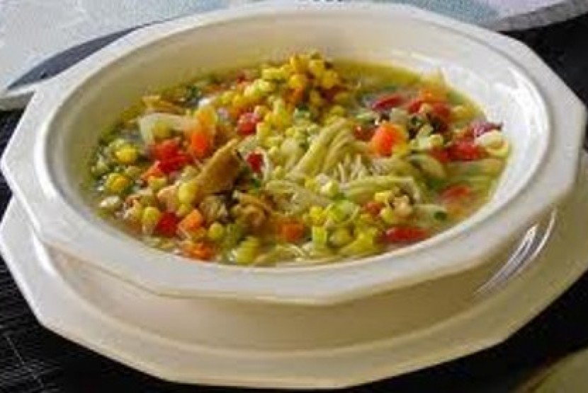 Sup Spanyol, kaya rasa dengan kunyit dan paprika.