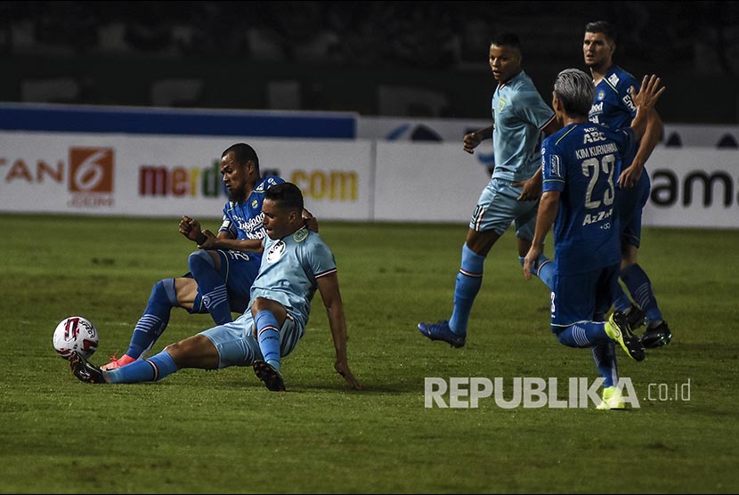 Supardi Nasir berebut bola pada laga antara Persib Bandung melawan Persela Lamongang, di Stadion Jalak Harupat, Bandung, Ahad (1/3).