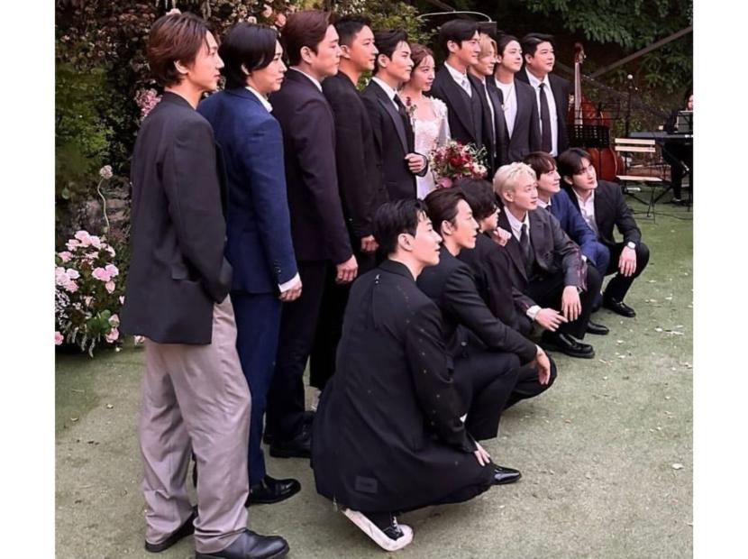 Super Junior OT 15 berfoto di pernikahan Ryeowook.
