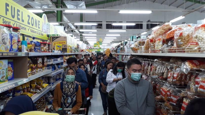  Dikunjungi banyak orang, supermarket dikhawatirkan jadi titik penyebaran corona.