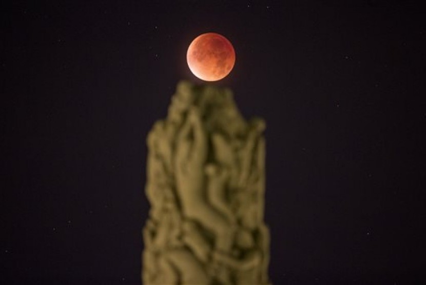 Supermoon alias bulan darah terlihat di Vigeland Park di Oslo, Norwegia, Senin (28/9). Supermoon tidak akan terlihat lagi hingga 2033.