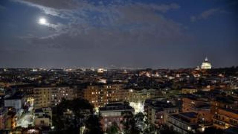 Supermoon tampak di kota Roma, Italia. berada di Italia dikenal sebagai 