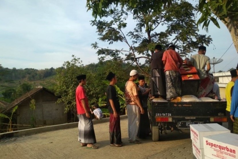 SUPERQURBAN BERBAGI DENGAN WARGA DUSUN CIJAHA DAN KORBAN KEBAKARAN PONPES AL-HIKAMUSSALAFIYAH  SUMEDANG, Sabtu (19/10) – Masyarakat di Dusun Cijaha Desa Kertamekar, Kec. Tanjungkerta Sumedang di dominasi oleh para petani. Rumah Zakat di bantu oleh mahasiswa KKN UIN Sunan Gunung Djati menyalurkan 500 paket Superqurban ke 334 penerima manfaat.  Dusun Cijaha menjadi objek pilihan untuk penyaluran Superqurban karena masyarakat disana secara pangan sangat kekurangan. Di Dusun ini harga ayam per kilo terbilang mahal, dan daging sapi pun jarang ditemui di pasar. Pasar di dusun ini pun bukanlah pasar besar, tetapi hanya kios-kios sayuran biasa yang hanya terdapat beberapa kios saja, sehingga tak heran daging pun sulit ditemui.  Selain disalurkan pada masyarakat lansia Dusun Cijaha, Superqurban ini pun disalurkan untuk santri Pondok Pesantren Al-Hikamussalafiyah. Diharapkan Superqurban ini dapat membantu memenuhi kebutuhan makanan santri, yang beberapa pekan lalu mengalami kebakaran. Kebakaran terjadi dikarenakan konsleting listrik dan menghanguskan tiga kamar yang dihuni kurang lebih 100 santri. Kebakaran ini telah menghanguskan seluruh barang-barang santri, dengan total kerugian barang sekitar 15 juta rupiah.   