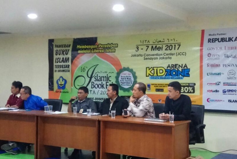 Supervisor Exhibition JCC Dody S, memberikan penjelasan terkait penyelenggaraan pameran Islamic Book Fair (IBF) yang akan diselenggarakan di Jakarta Convention Center (JCC) pada 3-5 Mei mendatang, Rabu (5/4).