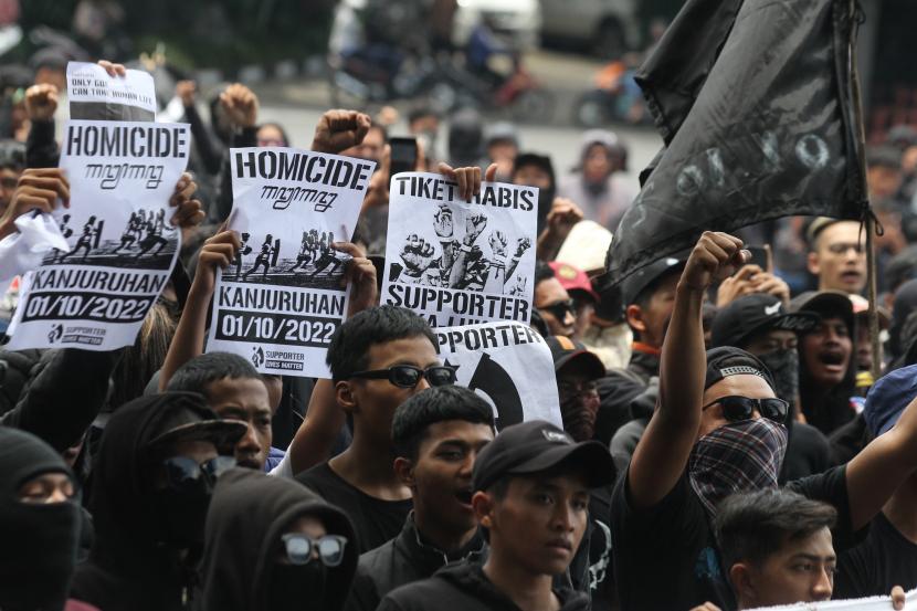 Suporter Arema FC (Aremania) berunjuk rasa di depan Balaikota Malang, Jawa Timur, Kamis (20/10/2022). Mereka menuntut penegakan hukum yang adil, terbuka dan tak pandang bulu dalam kasus tragedi Kanjuruhan yang menelan 133 korban jiwa. 
