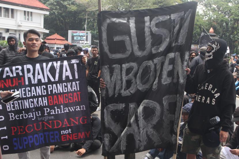Suporter Arema FC (Aremania) berunjuk rasa di depan Balai Kota Malang, Jawa Timur, Kamis (20/10/2022). Mereka menuntut penegakan hukum yang adil, terbuka dan tak pandang bulu dalam kasus tragedi Kanjuruhan yang menelan 133 korban jiwa.
