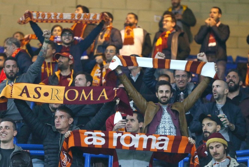 Suporter AS Roma saat mendukung tim mereka melawan Chelsea pada laga Liga Champions, di Stamford Bridge, Rabu (18/10).