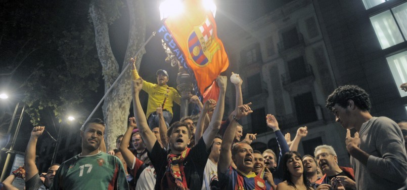Suporter Barcelona merayakan keberhasilan tim kesayangannya mempertahankan gelar juara La Liga Spanyol.