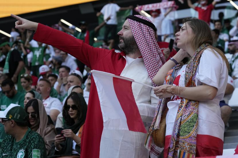  Suporter bersorak jelang pertandingan sepak bola grup C Piala Dunia antara Polandia dan Arab Saudi, di Education City Stadium di Al Rayyan, Qatar, Sabtu, 26 November 2022.