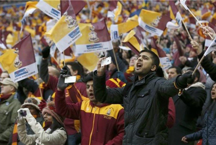 Suporter Bradford City memberikan dukungan pada tim kesayangannya saat menghadapi Swansea City di final Piala Liga di Stadion Wembley, London, Ahad (24/2). 