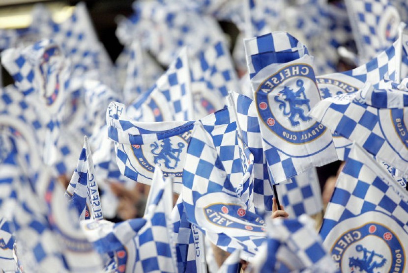 Suporter Chelsea mengibarkan bendera klub (ilustrasi)