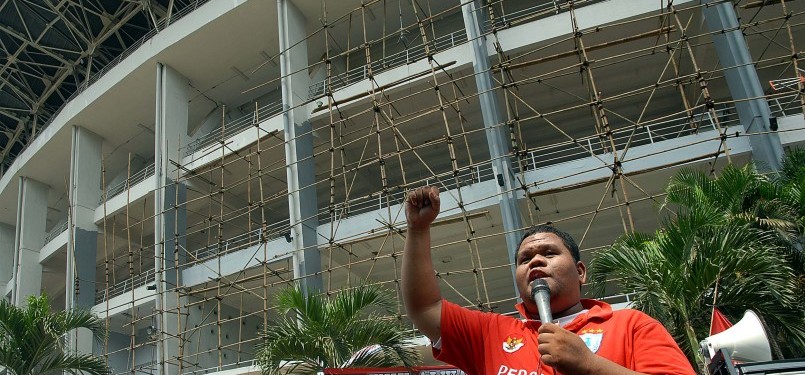 Suporter dan simpatisan Persipura Jayapura menggelar aksi unjuk rasa di kantor PSSI komplek Stadion Utama Gelora Bung Karno, Senayan, Jakarta, Kamis (8/12). (Republika/Agung Supriyanto)