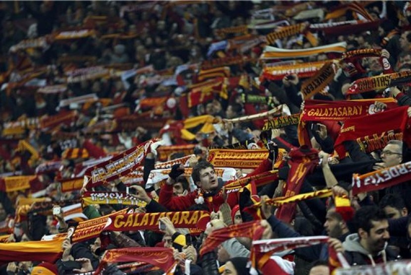 Suporter Galatasaray memberikan dukungan pada tim kesayangannya saat menjamu Schalke 04 di leg pertama babak 16 besar Liga Champions di Turk Telekom Arena, Istanbul, Rabu (20/2). 