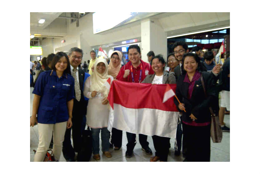  Suporter Indonesia bersama Chef De Mission (CDM) kontingen Indonesia untuk Olimpiade London Erick Thohir, sambut kedatangan Tim angkat besi Indonesia yang akan berlaga di Olimpiade London 2012. 