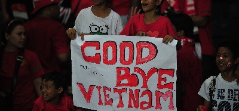 Suporter Indonesia memampangkan poster usai pertandingan semifinal sepakbola SEA Games ke-26 di Stadion Utama Gelora Bung Karno, Jakarta, Sabtu (19/11) malam.