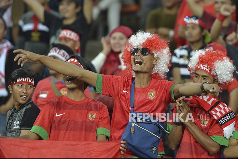 Suporter Indonesia memberikan dukungan kepada Timnas U-22 yang bertanding melawan Filipina pada babak penyisihan Grup B SEA Games XXIX di Stadion Shah Alam, Selangor, Malaysia, Kamis (17/8).