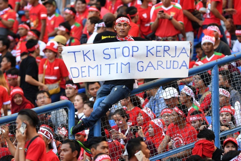 Suporter Indonesia memberikan dukungan saat Timnas U-22 Indonesia melawan Timnas U-22 Kamboja pada laga terakhir penyisihan grub B SEA Games XXIX Kuala Lumpur di Stadion Shah Alam, Selangor, Malaysia, Kamis (24/8).