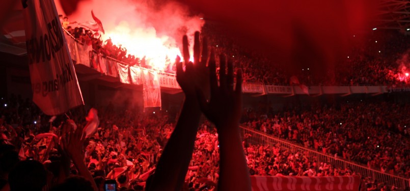 Suporter Indonesia menyalakan kmbang api di beberapa sudut tribun stadion Gelora Bung Karno. ( Republika Online/fafa )