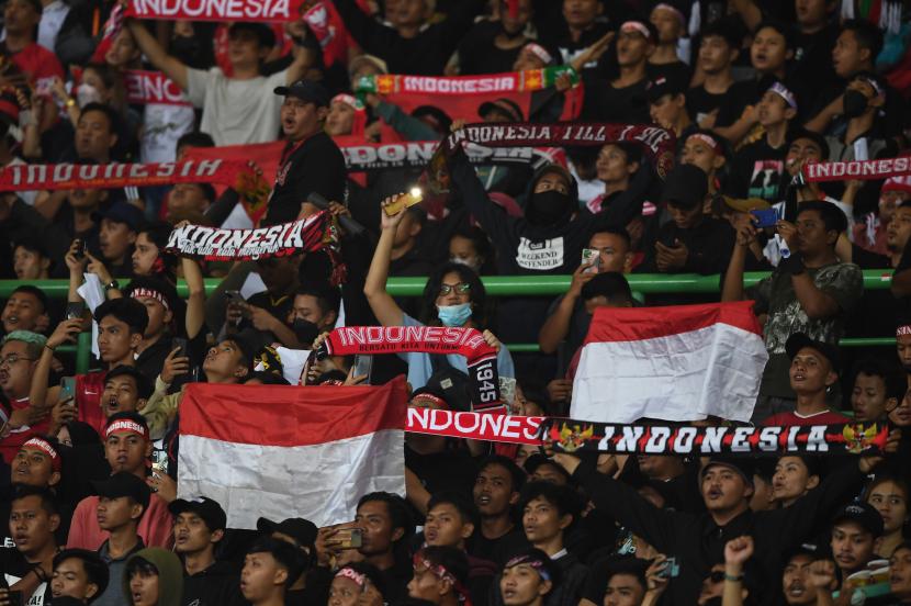 Suporter Indonesia U19 meneriakkan yel yel saat pertandingan melawan Myanmar U19 dalam laga penyisihan grup Piala AFF U19 di Stadion Patriot Candrabhaga, Bekasi, Jawa Barat, Ahad (10/7/2022). 