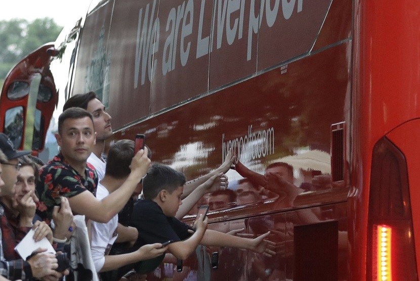 Suporter Liverpool menyambut kedatangan para penggawa The Reds saat tiba di hotel di Kiev, Ukraina, (24/5). Liverpool akan berhadapan dengan Real Madrid dalam pertandingan yang berlangsung pada 26 Mei atau 27 Mei WIB dinihari