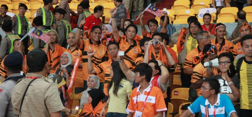 Suporter Malaysia menyambut gembira kemenangan timnya walau stadion didominasi oleh suporter Indonesia pada final sepak bola SEA Games 2011, GBK Jakarta,Senin, (21/11). (Republika Online/Fafa)