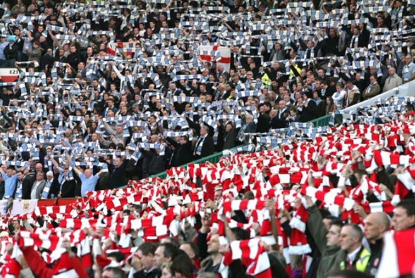 Suporter Manchester City dan Manchester United dalam sebuah derby Manchester