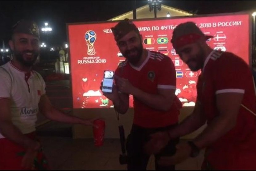 Suporter Maroko mendukung negaranya jelang pertandingan kontra Portugal