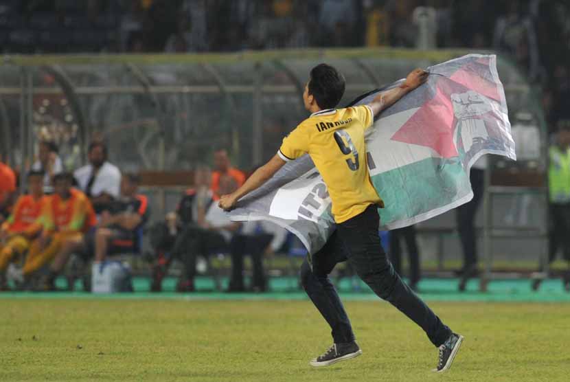 Suporter masuk kedalam lapangan saat laga Juventus VS ISL Star di Stadion GBK, Jakarta, Rabu (6/8) malam.