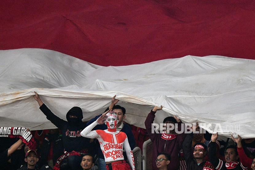 Suporter memberikan dukungan kepada timnas Indonesia yang melawan timnas Timor Leste dalam penyisihan grub B Piala AFF 2018 di Stadion Utama Gelora Bung Karno, Jakarta, Selasa (13/11/2018).
